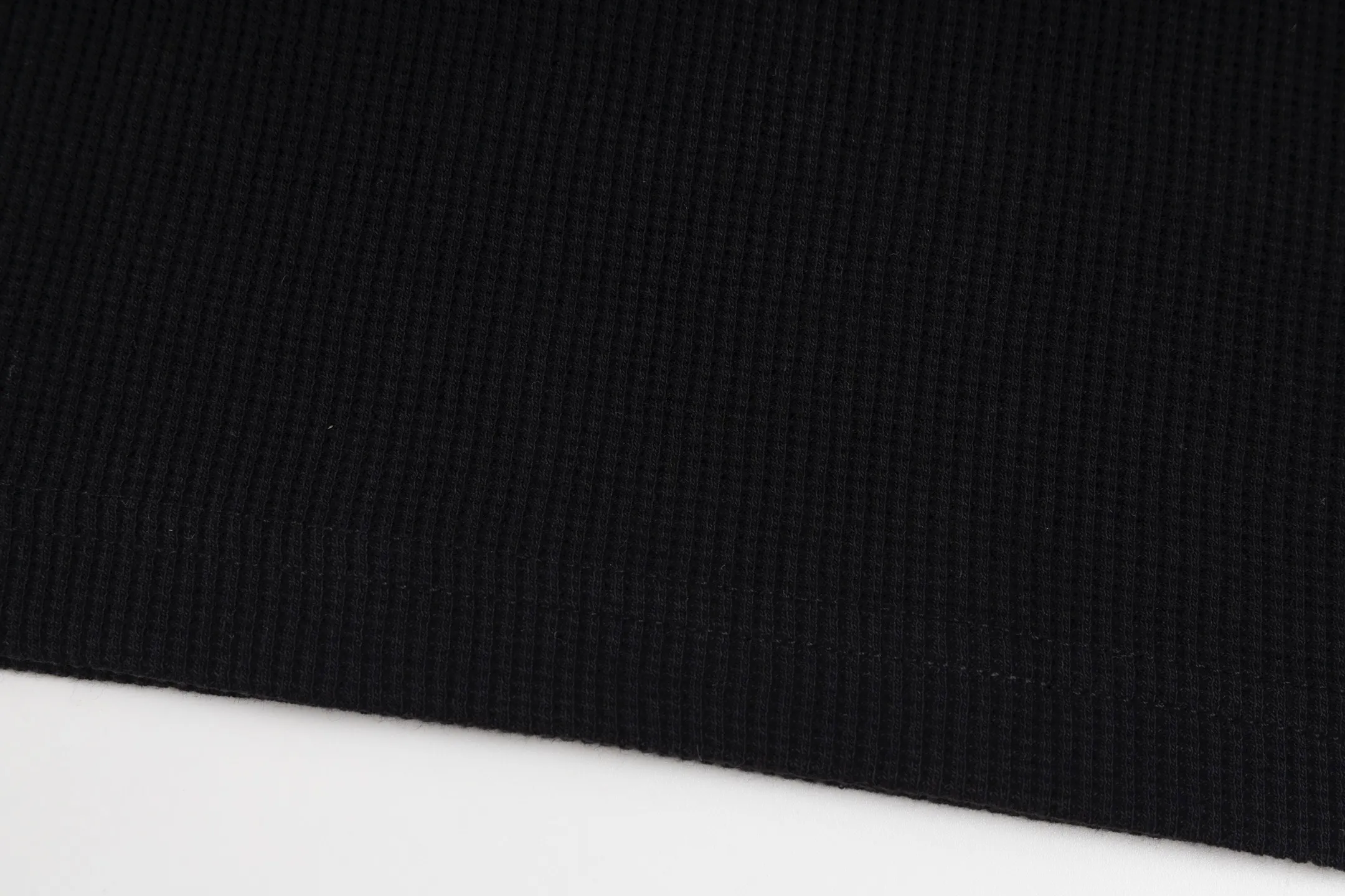 🅿️280 [Exclusive supply] CH Kroxin Sanskrit embroidered waffle short sleeves (black) The fabric is made of high-quality 230G cotton terry fabric, which is known for its clear lines and soft and delicate texture. Its waffle design not only enhances the visual effect, but also improves the breathability of the fabric. The embroidery patterns on the short sleeves are completed through fine handcrafts. In terms of craftsmanship, this short sleeve uses a special weaving machine to ensure the lightness and comfort of the fabric. The six prints on each piece of clothing have been tested through 3D electronic scanning to restore the details and ensure the clarity and fineness of the print. In addition, the overall fit of the clothes is loose and suitable for both men and women, providing a casual yet fashionable style. Size:S/M/L
